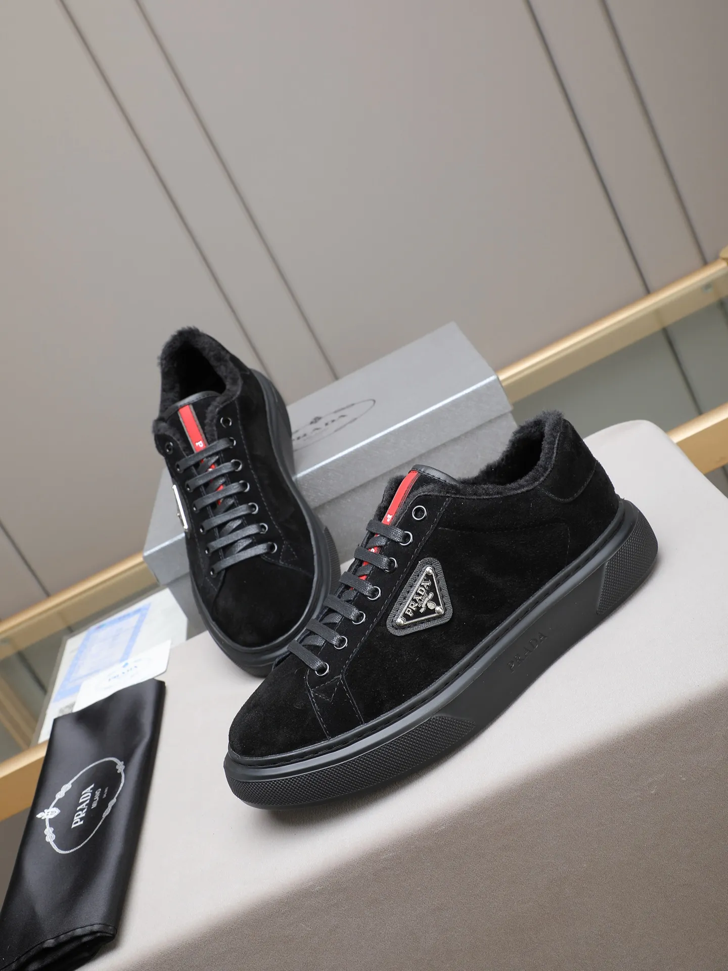 PP440 Prada/Prada men's new casual shoes, this upper is made of imported calfskin + velvet lining! The outside is decorated with the P family's classic metal triangle enamel logo, and the outsole is made of non-slip sports foam ultra-light outsole, which feels good on the feet and is a fashionable and fashionable item! Four colors to choose from!  Size: 38-44 (45 customized)